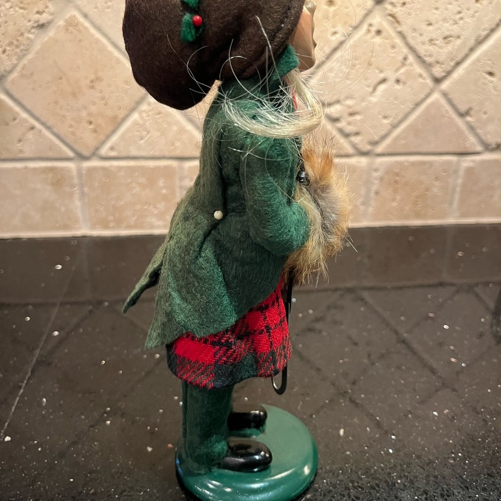 Vintage Buyers Choice girl with muff and ice skates - Picture 5 of 8